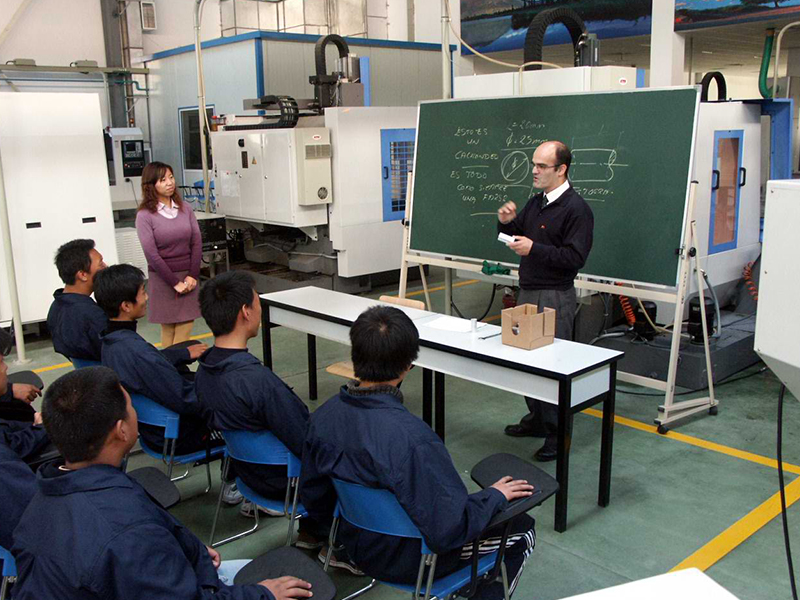 国家友谊奖获得??纳丘先生为学生授??