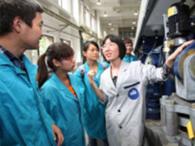 在与中广核风电有限公司共建的校内实训基地实施教学