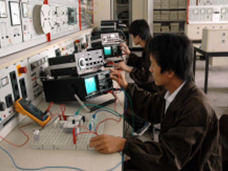 学生在实验室学习